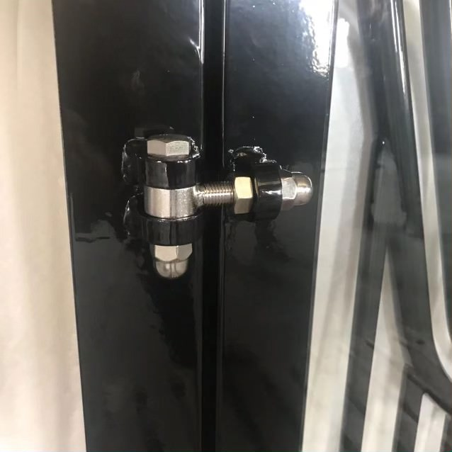 Close up of a hinge on a hinged stall